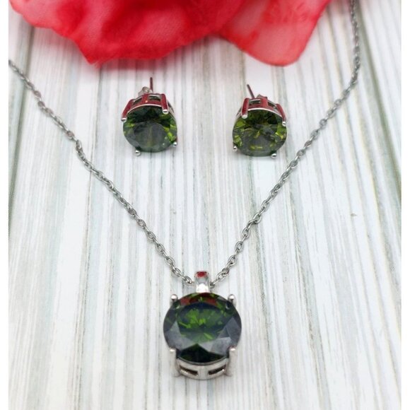 Beautiful Silver Tone & Green Chain Pendant Necklace & Stud Earrings Jewelry Set - Picture 11 of 12
